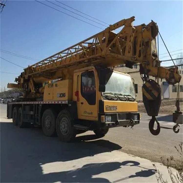 源城吊车怎么吊装挖掘机